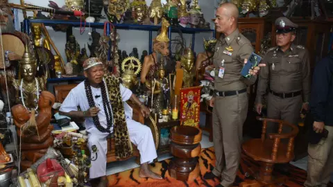 "เณรแอ" โวยถูกกรรโชกทรัพย์ หลังหญิงแจ้งอนาจาร ตร.บุกค้นถึงสำนักขมังเวท (คลิป)