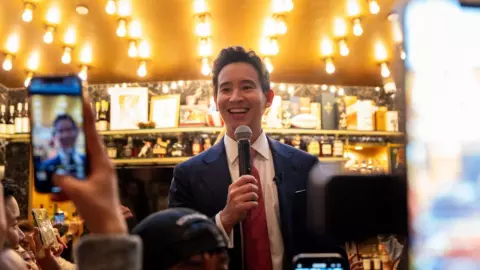 “พิธา” พบคนไทยในวอชิงตัน ดี.ซี. ก่อนบินกลับ ขอบคุณที่ไปใช้สิทธิ์เลือกตั้ง