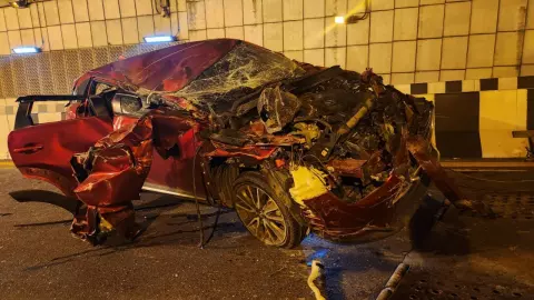 เก๋งเสียหลักฟาดแท่งแบริเออร์ในอุโมงค์โดนรถพ่วงชนยับ หญิงคนขับเจ็บเล็กน้อย