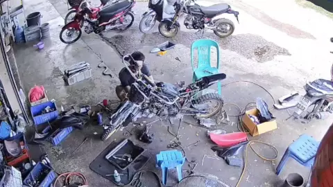 ช่างซ่อมรถ เล่านาทีขนลุก เห็น "งู" ขดอยู่ใกล้ขา เลื้อยเข้ามาตอนไม่รู้ตัว