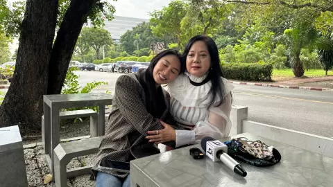 ศาลนัดสืบพยาน คดีแตงโม 140 ปาก "แม่-แซน" กอดกันกลม ไม่มีเรื่องโกรธกันแล้ว