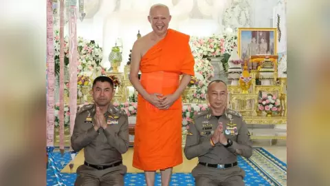 บิ๊กต่อ บิ๊กโจ๊ก ถือฤกษ์ 10.09 น. ร่วมทอดกฐิน วัดห้วยปลากั้ง เชียงราย