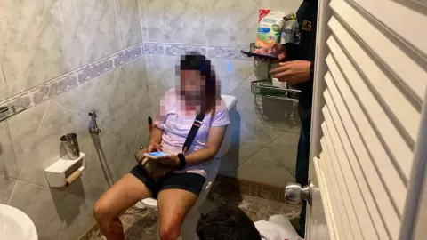 ทวงหนี้โหด บุกยิง ปืนตบสองผัวเมีย ต้องหนีไปซ่อนในส้วม 