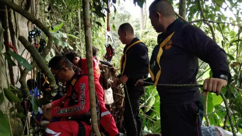 จนท.ทหารและกู้ภัยท่าสองยาง วางแผนช่วยหนุ่มดอย ติดถ้ำภูเขาสูงชันยังออกไม่ได้