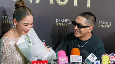 “พลอย เฌอมาลย์” เขิน! เสียอาการ “โต้ง ทูพี” หอบดอกไม้เซอร์ไพรส์