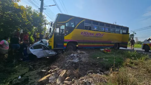 "ชนสยอง" เก๋งขับคร่อมเลน พุ่งประสานงารถบัส ตาย 3 บาดเจ็บเพียบ (คลิป)