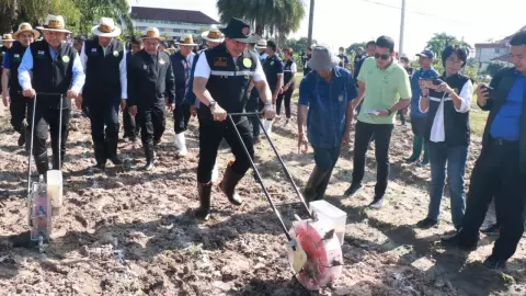 ธรรมนัส มา ม.แม่โจ้ ดูสาธิตเพาะถั่วเหลือง หนุนเกษตรกรใช้นวัตกรรมลดต้นทุนการผลิต