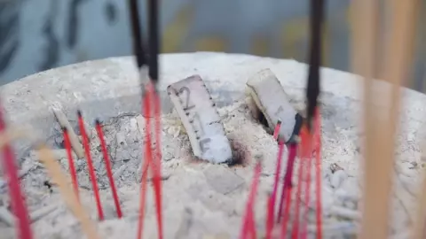 คอหวยส่อง "เลขเด็ด" งานทอดกฐิน ฮือฮาได้แนวทางเลขธูปมงคล ไปเสี่ยงโชค