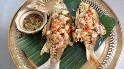 เปิดเมนู ปลาตะเพียนทอดกระเทียม อาหารพื้นบ้านที่ "ขุนหลวงท้ายสระ" โปรด (คลิป)