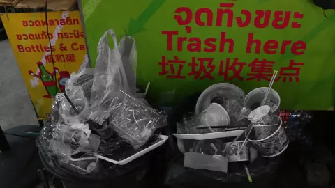 'ตลาดน้ำคลองลัดมะยม' กับโจทย์ขยะพลาสติก จากมุมมองชาวต่างชาติ