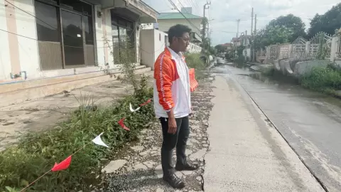 "ปูอัด" ไชยามพวาน สวมเสื้อพรรคก้าวไกล ลงพื้นที่ สำรวจปัญหาน้ำท่วม  