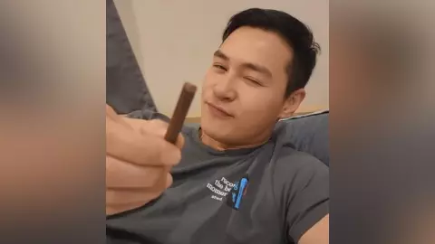 พ่อบ้านใจกล้า "ปีเตอร์ คอร์ป" รีวิวกินขนมบนเตียงนอนพร้อมแคปชันสุดฮา