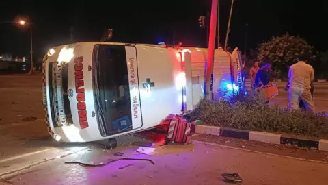 รถฉุกเฉิน เปิดไซเรนฝ่าไฟแดง ชนสนั่นรถขนผัก บาดเจ็บ 3 (คลิป)