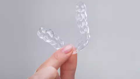 จัดฟันแบบใส Invisalign คืออะไร มีกี่แบบ ใช้เวลากี่ปี เหมาะกับใครบ้าง