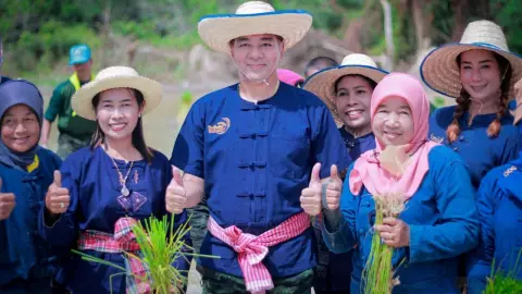 "บิ๊กต้น" ถอดชุดทหาร สวมเสื้อชาวนา ลุยเปิดงาน "พลิกนาร้าง เป็นนารักษ์"