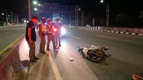 พ่อแม่ใจสลาย ลูกชายคนเดียวขี่ จยย.ล้มดับ เพื่อนกราบขอโทษ ถามแล้ว "ไหวไหม" 