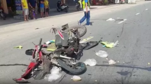 สลด ยายวัย 70 ขี่ จยย.ข้ามถนน กระบะทางตรงเบรกไม่ทัน พุ่งชนดับ (คลิป)