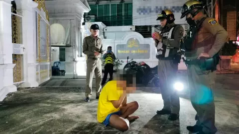 ตำรวจอมน้ำแล้วพ่น ประหนึ่งพรมน้ำมนต์ สยบหนุ่มคลั่ง อาละวาดบอกเจอผี (คลิป)