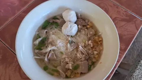 ป้าน้อยก๋วยเตี๋ยวโบราณสูตร 100 ปี สำพันตา อร่อยคงเส้นคงวา หมี่เหลืองยำเด็ดสุดๆ