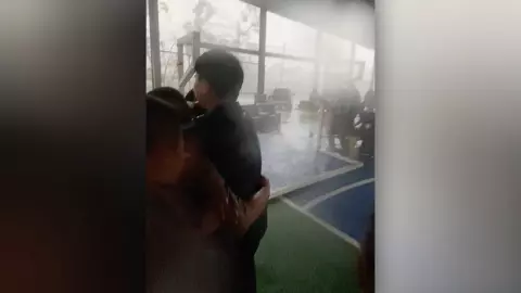 นาทีพายุเข้า ครู-นักเรียน เกาะกันแน่น เด็กร้องด้วยความกลัว ก่อนหลบที่ปลอดภัย