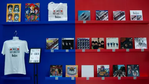 ชมนิทรรศการฉลองซิงเกิล "Now And Then" บทเพลงสุดท้ายของ The Beatles