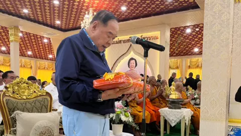 “บิ๊กป้อม” ทอดกฐินที่อยุธยา ถือโอกาสทำบุญอุทิศส่วนกุศลให้แม่