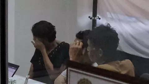 แม่ร่ำไห้ สารภาพจ้างฆ่าลูกชายทาสยานรก ทำร้ายจนไม่มีที่จะอยู่