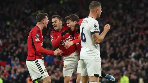 "แมนยูฯ" ปาดเหงื่อ เบียดเฉือน "ลูตัน ทาวน์" ขึ้นที่ 6 ชั่วคราว ศึกพรีเมียร์ลีก