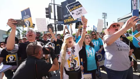 ส่องข้อตกลง SAG-AFTRA ยุติประท้วงชัตดาวน์ฮอลลีวูด 118 วัน
