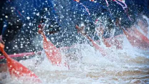 เดือน 11 แข่งเรือ-ฟันน้ำ