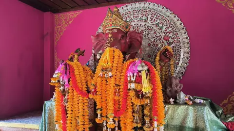 สายมูขอโชค "พระพิฆเนศ" จุดธูปเสี่ยงทาย หวังนำ "เลขเด็ด" ลุ้นรวยงวด 16/11/66