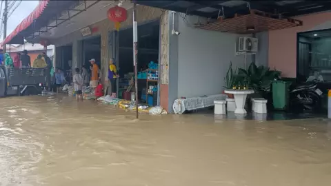 ฝนถล่มหลายชั่วโมง น้ำป่าตะนาวศรี ทะลักท่วมตลาดบางสะพานน้อย 