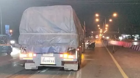 โจ๋ จยย.ซ้อน 3 ซิ่งหนีอริควํ่า 22 ล้อทับดับ 1