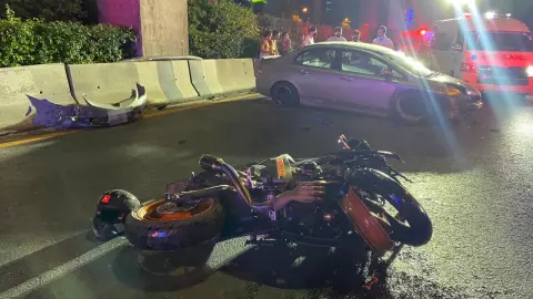 อุบัติเหตุบิ๊กไบค์พุ่งชนรถเก๋งยางแตกจอดรอความช่วยเหลือบนถนนวิภาวดี ดับ 1