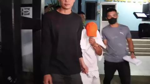 "ล็อกกลางถนน" รวบ "อาก๋ง" เจ้าสำนักดัง ล่วงละเมิด 2 เด็กสาว ค้านประกัน