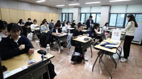 นักเรียนเกาหลีใต้กว่า 5 แสน สอบ “ซูนึง” แบบไร้หน้ากากอนามัยครั้งแรกนับแต่โควิด 