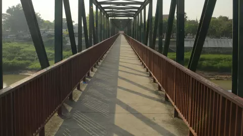 คนพื้นที่ร้องถึงเทศบาลตำบลหนองปลาไหล ชลบุรี ปรับปรุงสะพานมานานไม่เสร็จชาวบ้านเสี่ยง