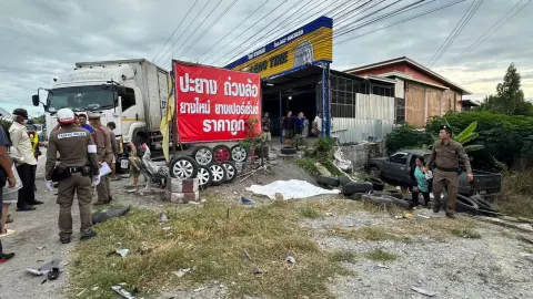 สาวใหญ่ขับกระบะถูกรถตัดหน้า เสียหลักพุ่งข้ามเลนชน จยย.ตายสยอง