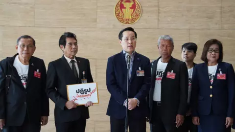 “อรรถวิชช์” ยื่น 10,000 ชื่อต่อสภาฯ เสนอร่างกฎหมายปฏิรูปเครดิตบูโร 