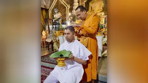 บิ๊กโจ๊ก ปลงผมลาบวช วัดไทยพุทธคยา อินเดีย