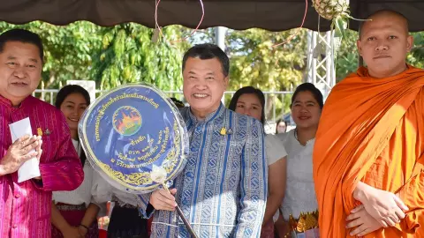 ปลัด มท. ร่วมพิธีทอดกฐินร้อยเอ็ดร่วมใจ 143 กอง