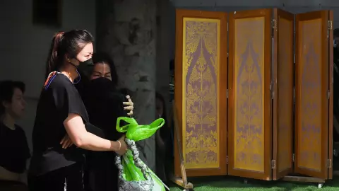 ประมวลภาพเคลื่อนศพ ดีเจโก ถึงวัดแล้ว ครอบครัวร่ำไห้ ยังทำใจไม่ได้