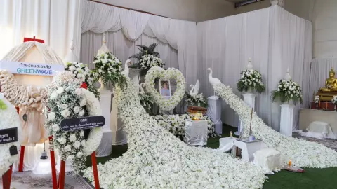 บรรยากาศงานศพ ดีเจโก ครอบครัวเศร้าหนัก เพื่อนยืนยันไม่มีสัญญาณส่อเกิดเรื่อง