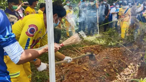 สยอง ศพหนุ่มนิรนามถูกฟันแขนขาด คนร้ายขุดหลุมฝังริมถนนที่ทุ่งสง