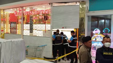 โจรวัยรุ่นชูปืนขู่ ชิงทองในห้างฯ ย่านหนองจอก ยกถาดกวาด 23 เส้น 