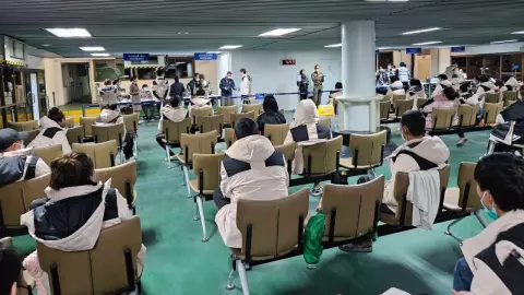 266 คนไทยจากเมืองเล่าก์ก่าย กลับสู่มาตุภูมิ ก่อนนำตัวเข้าศูนย์คัดแยก