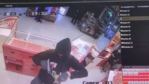 ตร.เร่งล่าโจรชิงทองห้างดังหนองจอก พบอัดบุหรี่และเดินดูลาดเลาก่อนลงมือ