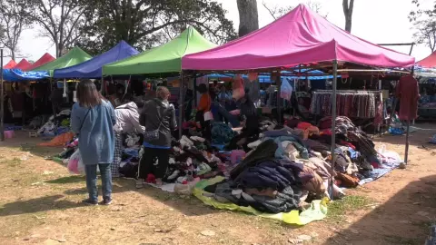 อากาศเย็นลง เสื้อกันหนาวมือสองที่ตลาดช่องจอมขายดี สนนราคาเริ่มที่ 20-100 บาท