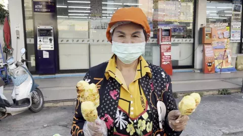 ลมหนาวมาขอนแก่น พาให้เมนูข้าวจี่ขายดี แม่ค้าแนะต้องกินกับหมูปิ้งจะแซ่บอีหลี