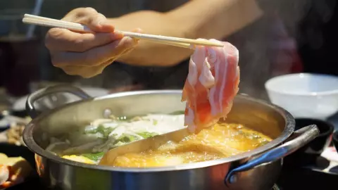 โซเชียลแห่คอมเมนต์ พ่อแม่พาลูกวัย 4 เดือนไปร้านบุฟเฟต์ โดนคิดเงิน 30 บาท